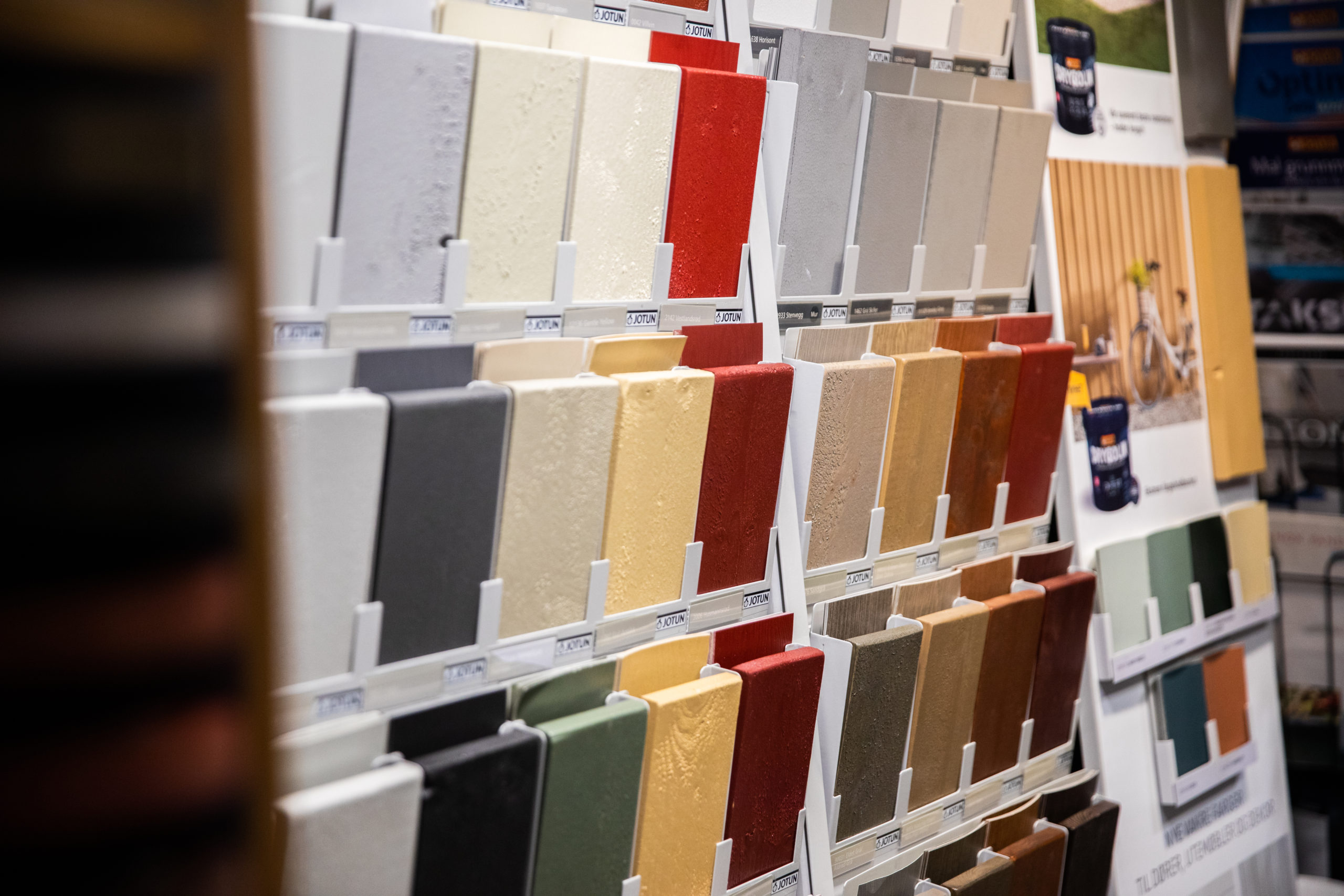 Fargebar med store fargeprøver fra Jotun i butikken