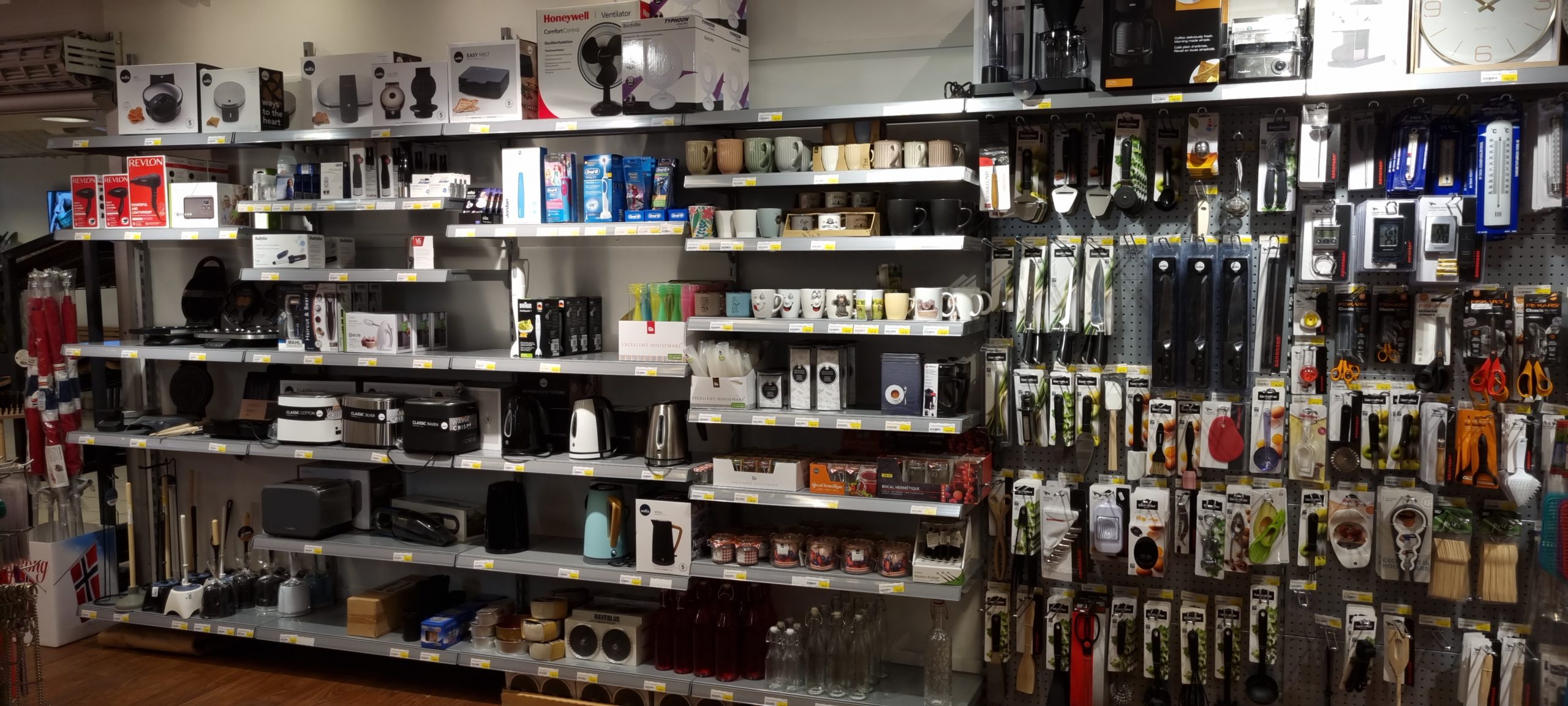 Hyller med småelektrisk, kjøkkenutstyr og jernvarer